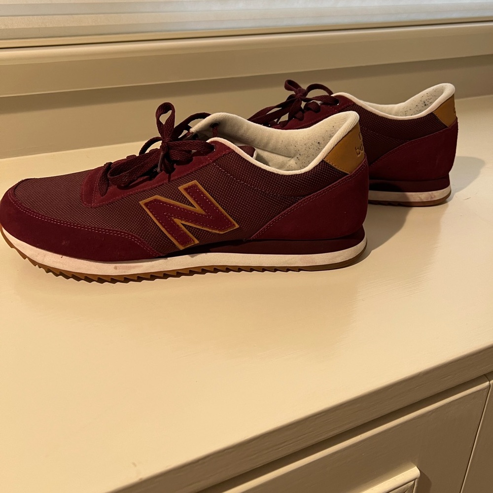 Mens New Balance Sneakers wine color only worn one time excellent condition